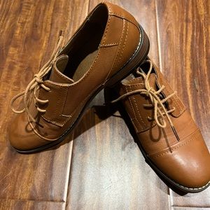 Tahari Boys Camel dress shoes size 5
